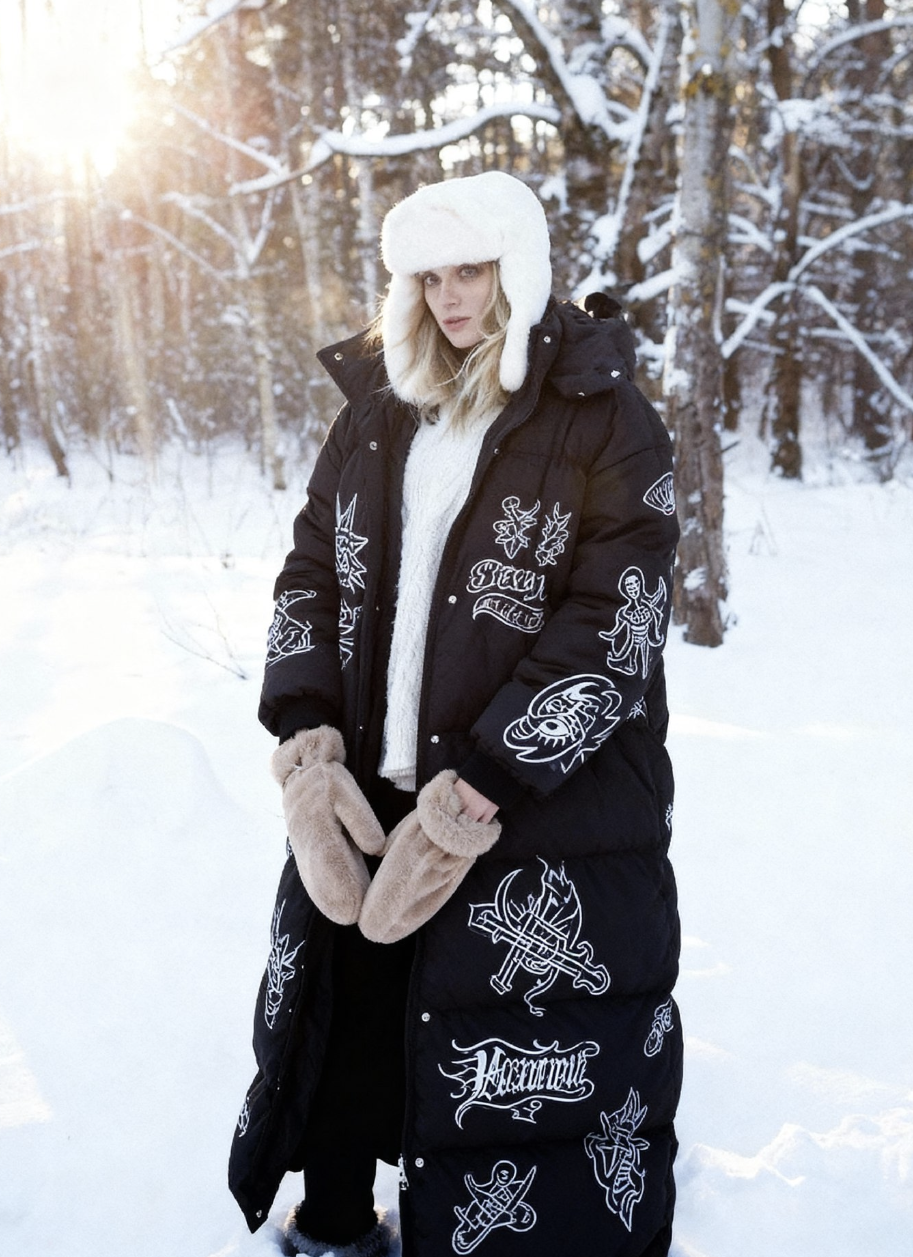 Длинный пуховик с татуировками Длинный пуховик с татуировками