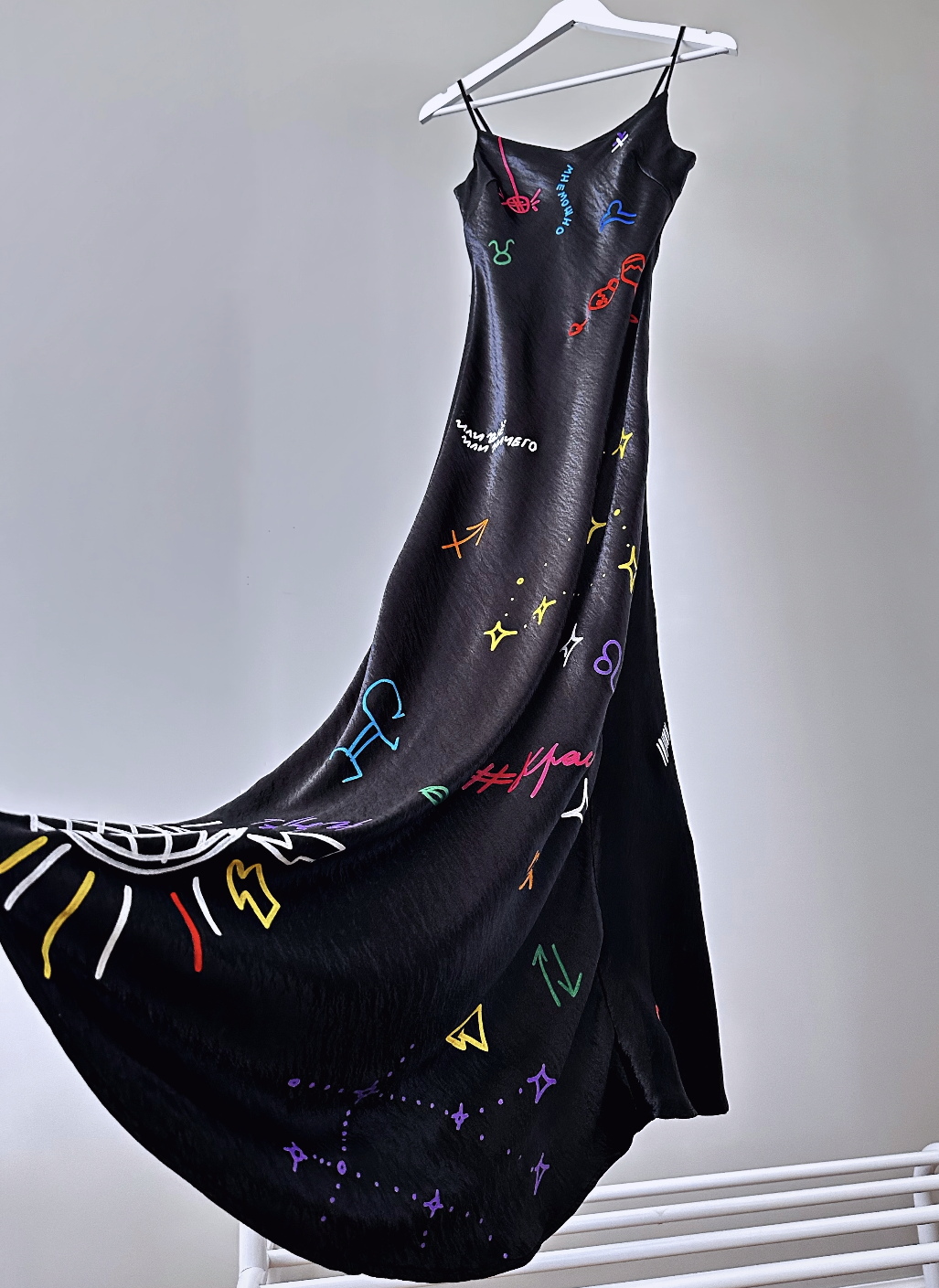 Коктейльное платье с яркими татуировками