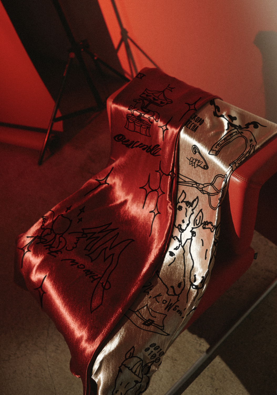 Коктейльное платье с татуировками